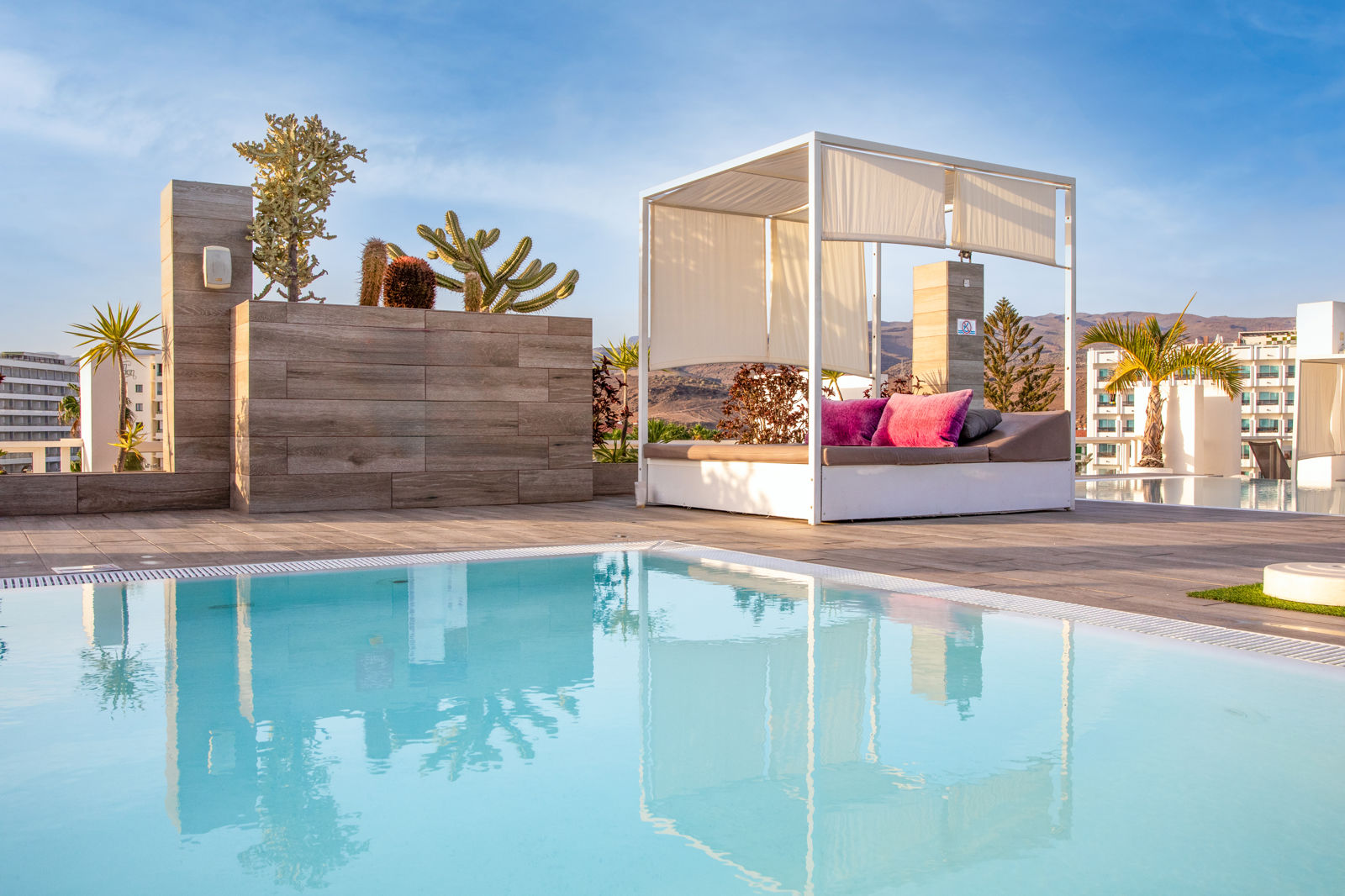 Luxe ligbed aan een zwembad